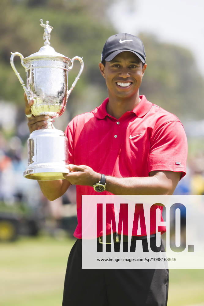 PGA, Golf Herren US OPEN Championship JUN 16 June 16, 2008: Tiger Woods poses with the trophy after winning the US Open at Torrey Pines Golf Course in La Jolla, California. Alan Smith CSM La Jolla California USA