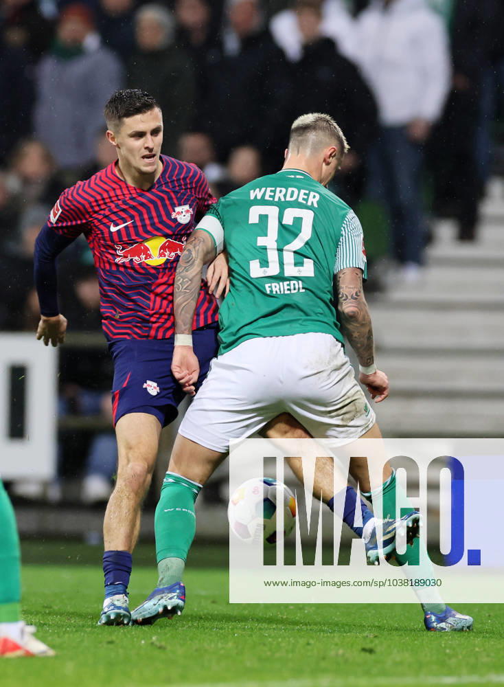 Bremen RB Leipzig Bundesliga Bremen, 19 12 2023, Weserstadion, Football, Bundesliga, Matchday 16 , SV WERDER BREMEN vs RB LEIPZIG , In the picture from l Christoph Baumgartner 14, RB Leipzig and Marco Friedl 32, Bremen , Picture Point