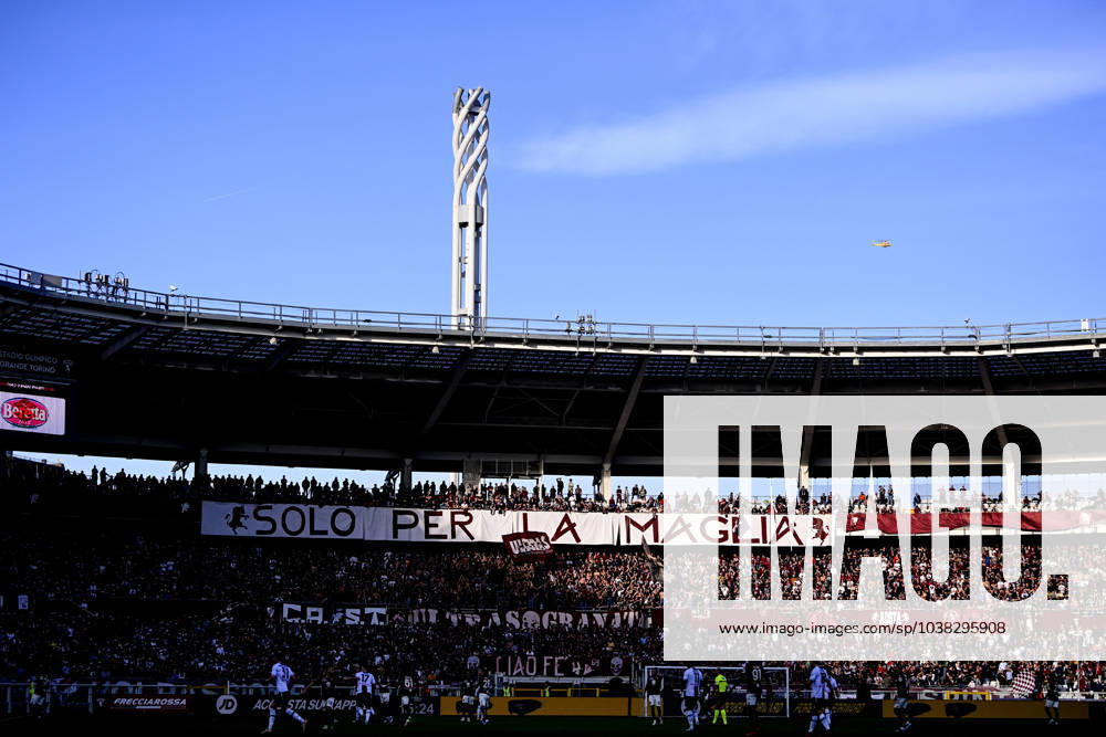 Foto Fabio Ferrari LaPresse 23 Dicembre 2023 - Torino, Italia - calcio -ESCLUSIVA TORINO FC- Torino Fc vs Udinese - Campionato italiano di calcio Serie A TIM 2023 2024 - Stadio Olimpico Grande Torino.Nella foto: tifosi.curva maratona December 23, 2023 Turin, Italy - sport, calcio -EXCLUSIVE TORINO FC- Torino Fc vs Udinese - Italian Serie A Football Championship 2023 2024 -Olimpico Grande Torino Stadium.In the pic:supporter