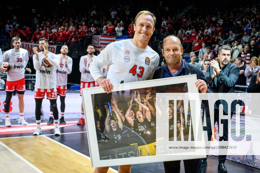 Basketball Berlin 29 12 2023 Season 2023 2024 Euroleague Alba Berlin Olympiakos Piraeus Luke Sikma Piraeus, No 43 is honored before the game Marko Baldi