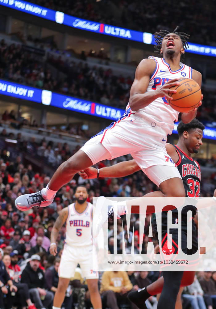 CHICAGO, IL - DECEMBER 30: Tyrese Maxey 0 of the Philadelphia 76ers is fouled drives to the basket during the second half against the Chicago Bulls at United Center on December 30, 2023 in Chicago, Illinois. (Photo by Melissa Tamez Icon Sportswire) NBA, Basketball Herren, USA DEC 30 76ers at Bulls Icon23123023