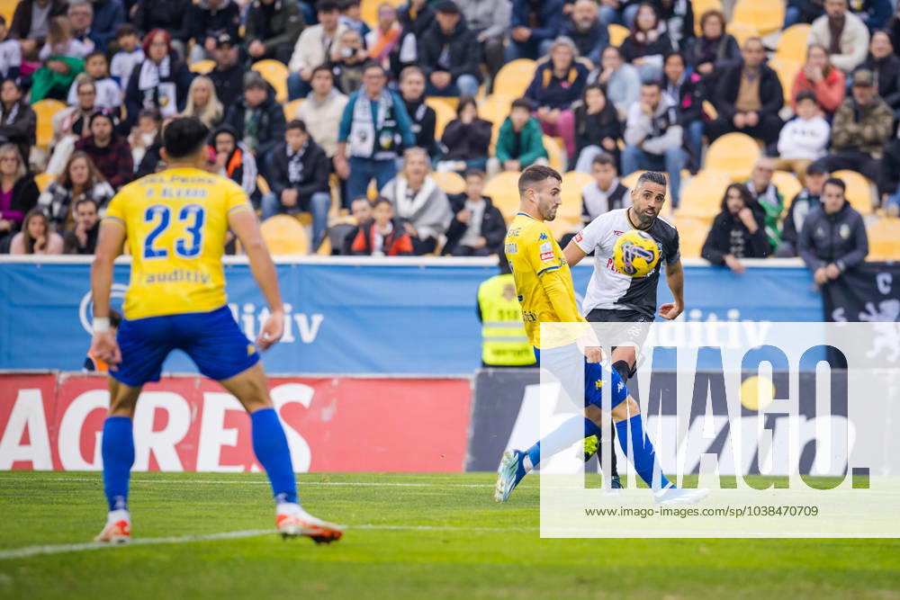 Liga Portugal Betclic: Estoril Praia Vs Farense in Lisbon, Portugal - 30 Dec 2023 Marcos Matias of SC Farense (R) and Raul Parra of Estoril Praia (L) seen in action during the Liga Portugal Betclic match between Estoril Praia and SC Farense at Estadio Antonio Coimbra da Mota. Final score; Estoril Praia 4 : 0 SC Farense. Lisbon Portugal