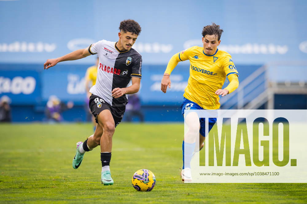 Belloumi of SC Farense (L) and Rodrigo Gomes of Estoril Praia (R) during the Liga Portugal Betclic match between Estoril Praia and SC Farense at Estadio Antonio Coimbra da Mota. Final score; Estoril Praia 4 : 0 SC Farense. Lisbon Portugal - ZUMAs197 20231230_aab_s197_114