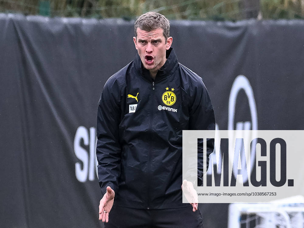 Sven Bender Borussia Dortmund, co-trainer is dissatisfied with the execution of the exercise and shows it clearly Borussia Dortmund, Football, 1 Bundesliga, Training camp Marbella, Season 2023 2024, 03 01 2024 Photo Kirchner Media TH