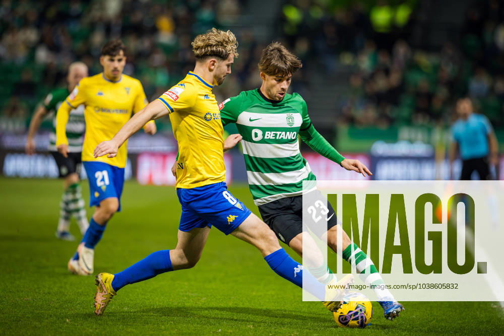 Sporting CP Vs Estoril Praia in Lisbon, Portugal - 5 Jan 2024 Jordan Holsgrove of Estoril Praia (L) and Daniel Braganca of Sporting CP (R) seen in action during the Liga Portugal Betclic match between Sporting CP and Estoril Praia at Estadio Jose Alvalade. (Final score: Sporting CP 5 - 1 Estoril Praia) Lisbon Portugal