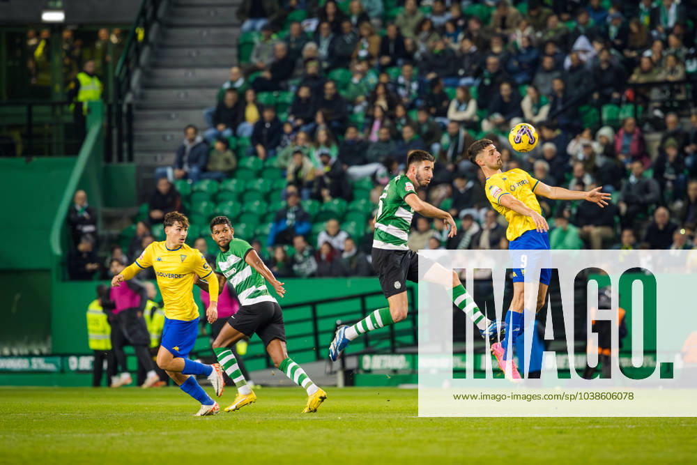 Alejandro Marques of Estoril Praia (R) and Goncalo Inacio of Sporting CP (L) seen in action during the Liga Portugal Betclic match between Sporting CP and Estoril Praia at Estadio Jose Alvalade. Lisbon Portugal - ZUMAs197 20240105_aaa_s197_217