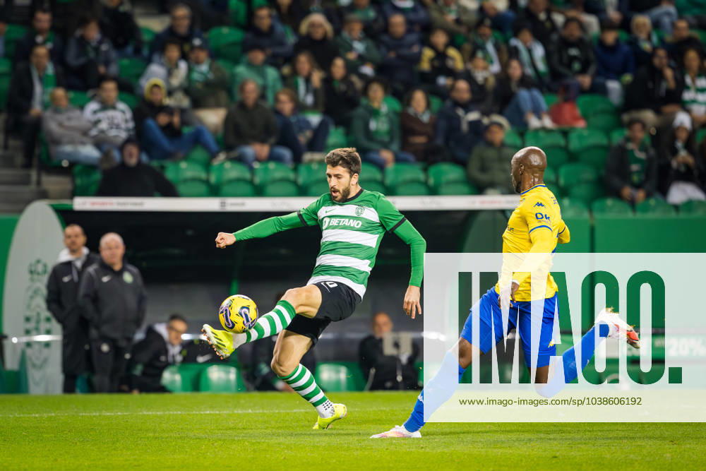 Paulinho of Sporting CP (L) and Eliaquim Mangala of Estoril Praia (R) seen in action during the Liga Portugal Betclic match between Sporting CP and Estoril Praia at Estadio Jose Alvalade. Lisbon Portugal - ZUMAs197 20240105_aaa_s197_245