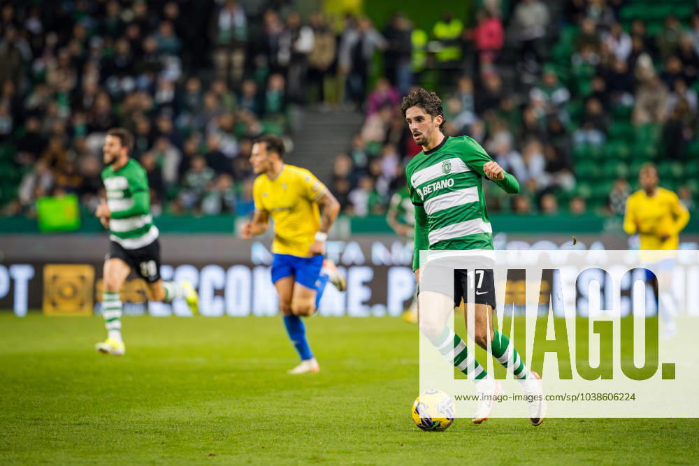 Francisco Trincao of Sporting CP in action during the Liga Portugal Betclic match between Sporting CP and Estoril Praia at Estadio Jose Alvalade Lisbon Portugal - ZUMAs197 20240105_aaa_s197_246