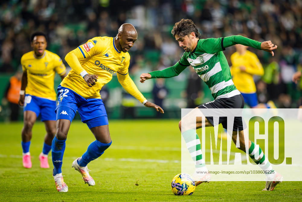 Francisco Trincao of Sporting CP (R) and Eliaquim Mangala of Estoril Praia (L) seen in action during the Liga Portugal Betclic match between Sporting CP and Estoril Praia at Estadio Jose Alvalade on January 05, 2024 in Lisbon, Portugal. .(Final score: Sporting CP 5 - 1 Estoril Praia) Lisbon Portugal - ZUMAs197 20240105_aaa_s197_247