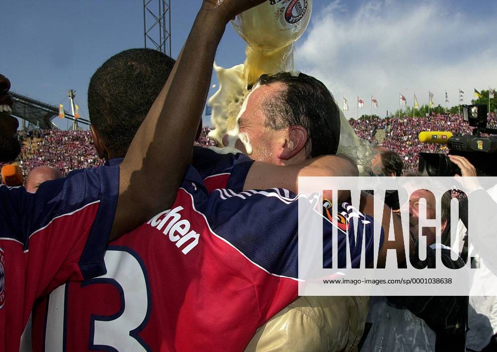 Trainer Ottmar Hitzfeld (re.) und Paulo Sergio (beide Bayern) feiern Arm in Arm den Titelgewinn, die Bierdusche bekommt allerdings nur der Coach zu spüren Fußball 1. BL Herren Saison 1999 2000, FC Bayern München, Deutscher Meister, Deutsche Meisterschaft, Meisterfeier, Vdig Gruppe München Freude, Begeisterung,