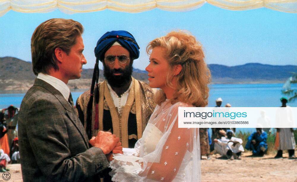 MICHAEL DOUGLAS, AVNER EISENBERG, KATHLEEN TURNER THE JEWEL OF THE NILE MICHAEL DOUGLAS, AVNER EISENBERG, KATHLEEN TURNER Date: 1985. Strictly editorial use only in conjunction with the promotion of the film. Credit line mandatory. This image is copyright of the film company and is supplied under the terms of issue as film still. No commercial or book cover use permitted without prior consent from the film company. Mandatory credit line: Image courtesy 20TH CENTURY FOX Ronald Grant Archive Mary Evans