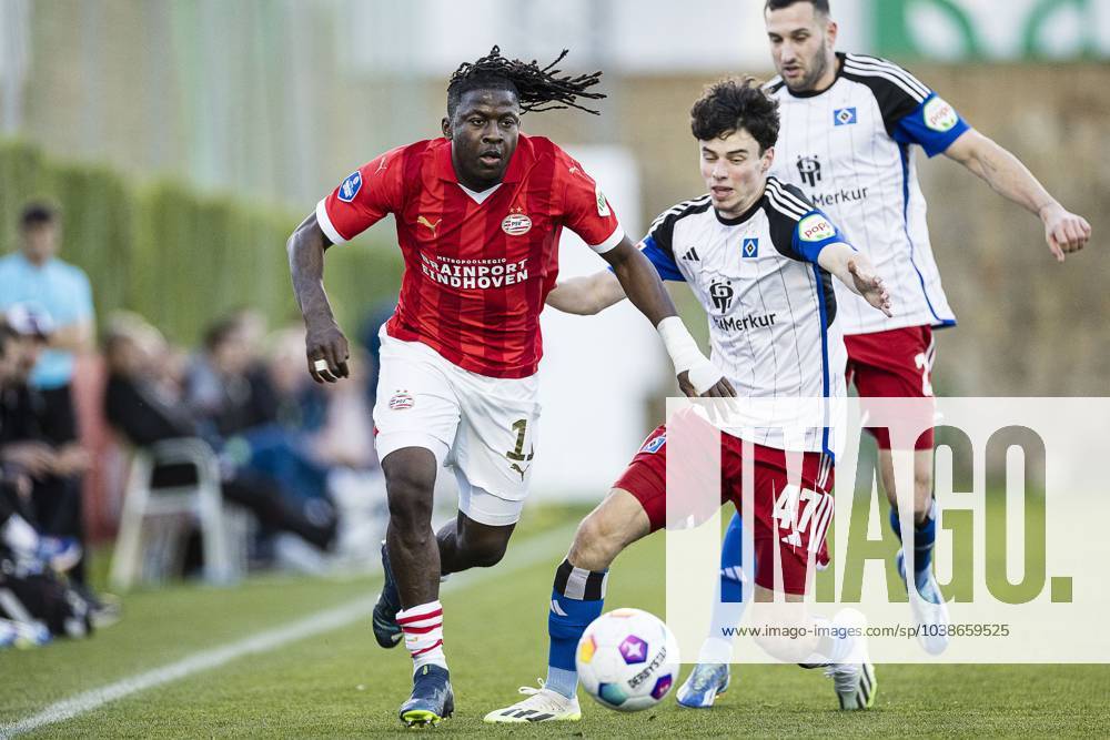 Fußball, Testspiel, Hamburger SV - PSV Eindhoven BENAHAVIS - 07-01-2024. Marbella football centre. HSV - PSV (friendly). PSV player Johan Bakayoko, HSV player Nicolas Oliveira. HSV - PSV (friendly) x23748272x