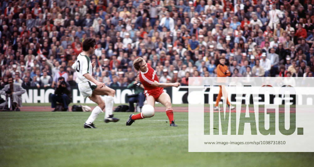 21 05 77 FC Bayern München Borussia Mönchengladbach Germany, Munich, 21 05 1977, Football, Bundesliga, FC Bayern München Borussia Mönchengladbach 2 2 v l Frank Schäffer Borussia Mönchengladbach , Björn Andersson FC Bayern München