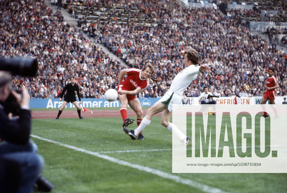 21 05 77 FC Bayern München Borussia Mönchengladbach Germany, Munich, 21 05 1977, Football, Bundesliga, FC Bayern München Borussia Mönchengladbach 2 2 v l Björn Andersson FC Bayern München , Herbert Wimmer Borussia Mönchengladbach