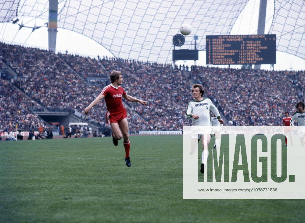 21 05 77 FC Bayern München Borussia Mönchengladbach Germany, Munich, 21 05 1977, Football, Bundesliga, FC Bayern München Borussia Mönchengladbach 2 2 v l Björn Andersson FC Bayern München , Herbert Wimmer Borussia Mönchengladbach