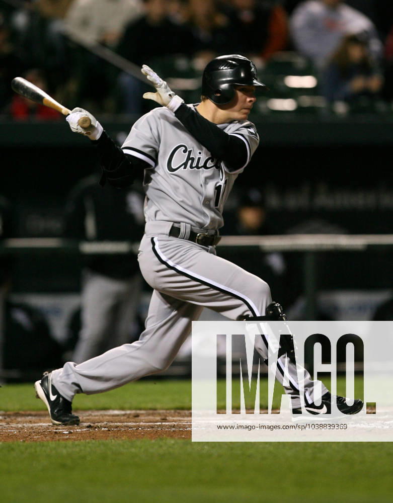 MLB, Baseball Herren, USA Baltimore Orioles vs Chicago White Sox APR 22 April 22, 2009: Chris Getz (17) in action during the Baltimore Orioles 8-2 loss to the visiting Chicago White Sox at Oriole Park at Camden Yards in Baltimore, Maryland.(Credit Image: Mitch Stringer Cal Media) Baltimore Maryland United States