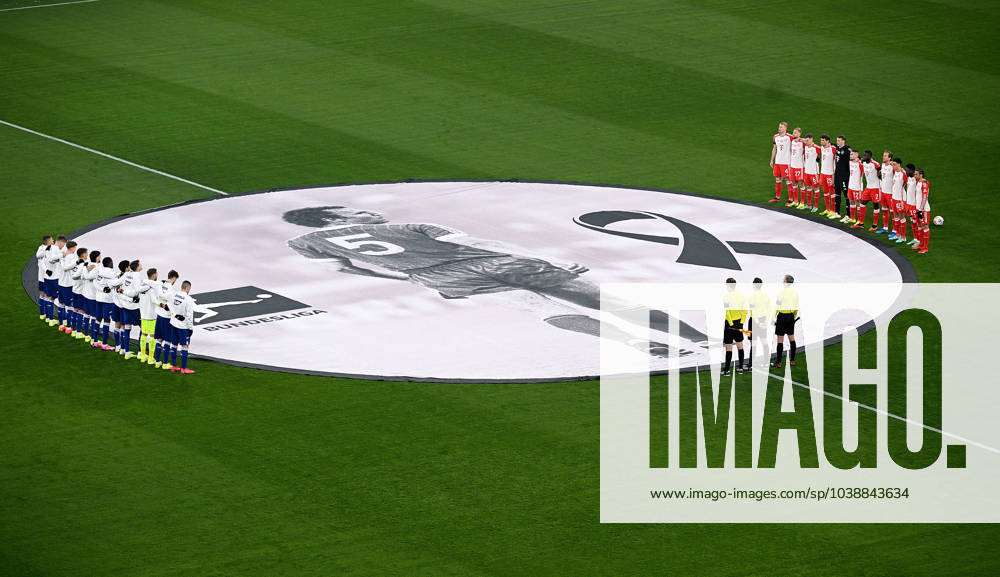 Football 1 Bundesliga Season 2023 2024 17 Matchday FC Bayern Muenchen TSG 1899 Hoffenheim 12 01 2024 The FC Bayern Muenchen team at the minutes silence in memory of the late FCB legend Franz Beckenbauer