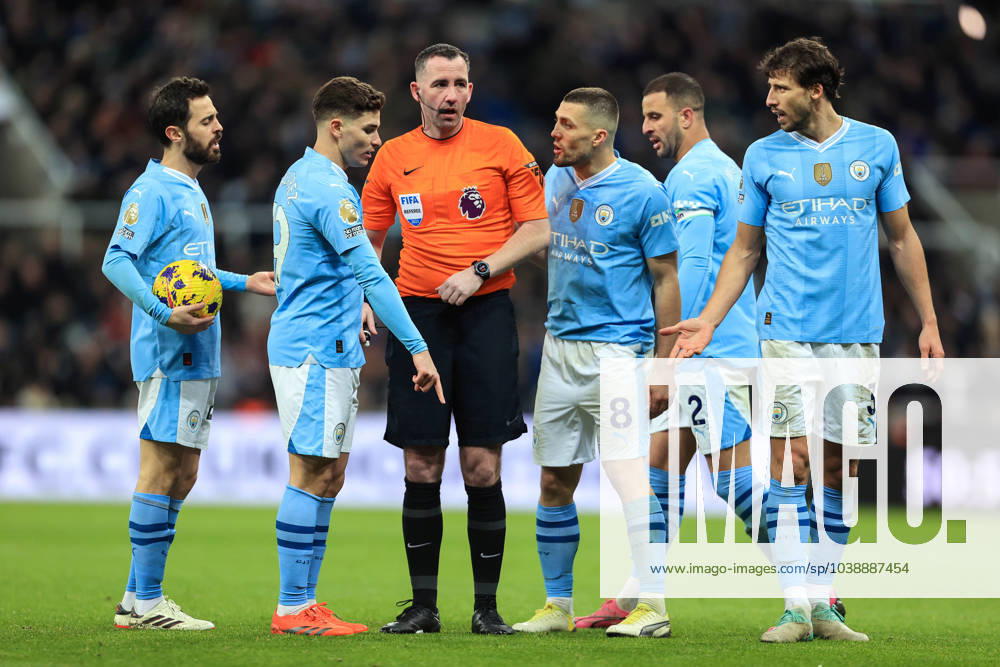 Fußball Premier League Newcastle United gegen Manchester City 13. Januar 2024 Premier League Newcastle United gegen Manchester City Schiedsrichter Chris Kavanagh ist von Spielern von Manchester City umgeben Foto Simon Stacpoole Abseits Newcastle upon Tyne UK