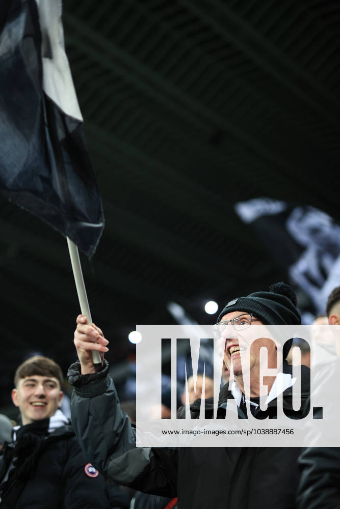 Fußball Premier League Newcastle United v Manchester City 13. Januar 2024 Premier League Newcastle United v Manchester City Ein Newcastle-Fan Foto Simon Stacpoole Abseits Newcastle upon Tyne UK