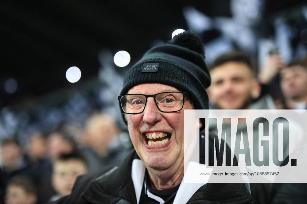 Fußball Premier League Newcastle United v Manchester City 13. Januar 2024 Premier League Newcastle United v Manchester City Ein Newcastle-Fan Foto Simon Stacpoole Abseits Newcastle upon Tyne UK