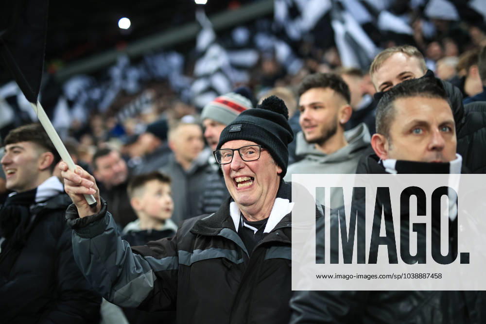 Fußball Premier League Newcastle United v Manchester City 13. Januar 2024 Premier League Newcastle United v Manchester City Ein Newcastle-Fan Foto Simon Stacpoole Abseits Newcastle upon Tyne UK