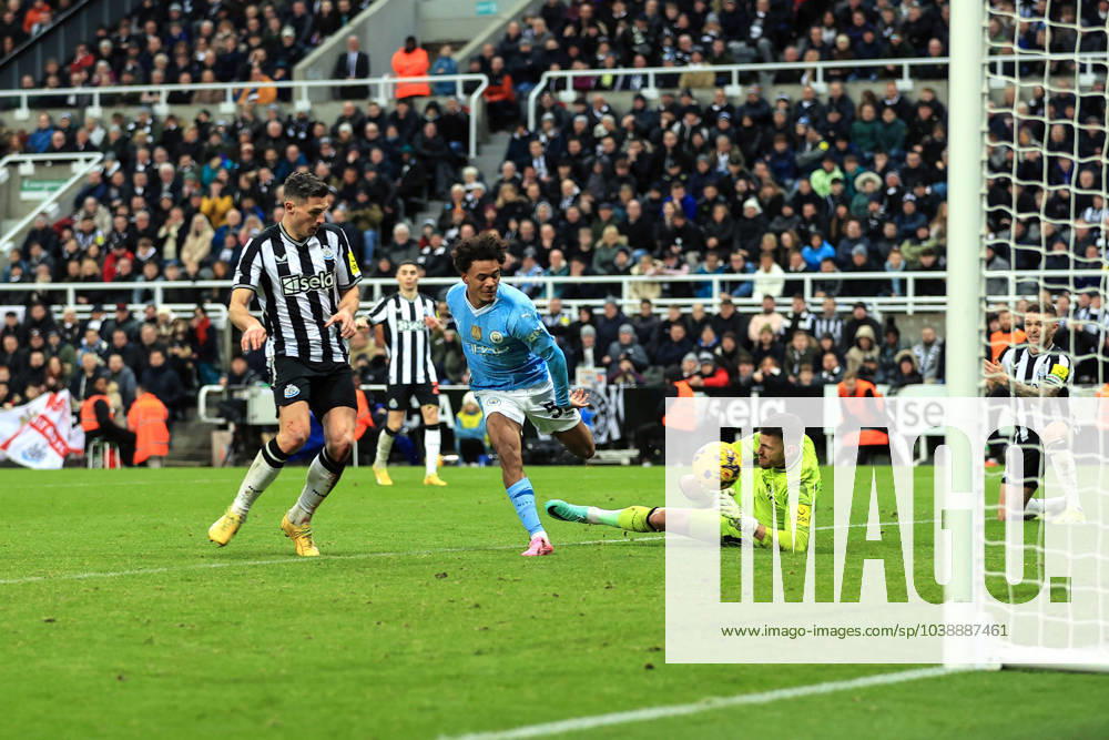 Fußball Premier League Newcastle United gegen Manchester City 13. Januar 2024 Premier League Newcastle United gegen Manchester City Oscar Bobb von Manchester City erzielt das 3. und damit den Siegtreffer Foto Simon Stacpoole Abseits Newcastle upon Tyne UK