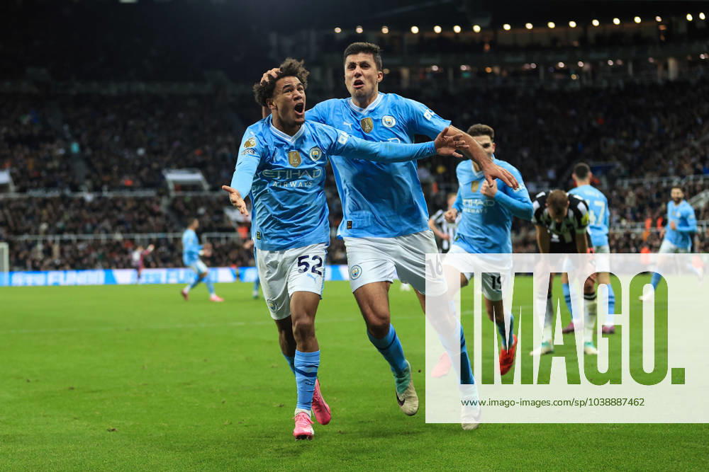 Fußball Premier League Newcastle United gegen Manchester City 13. Januar 2024 Premier League Newcastle United gegen Manchester City Oscar Bobb von Manchester City feiert seinen dritten Treffer und das Siegestor mit Rodri Foto Simon Stacpoole Abseits Newcastle upon Tyne UK