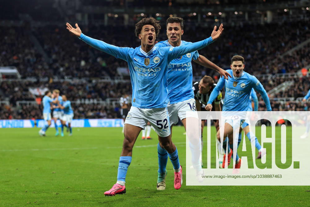 Fußball Premier League Newcastle United gegen Manchester City 13. Januar 2024 Premier League Newcastle United gegen Manchester City Oscar Bobb von Manchester City feiert seinen dritten Treffer und das Siegestor mit Rodri Foto Simon Stacpoole Abseits Newcastle upon Tyne UK