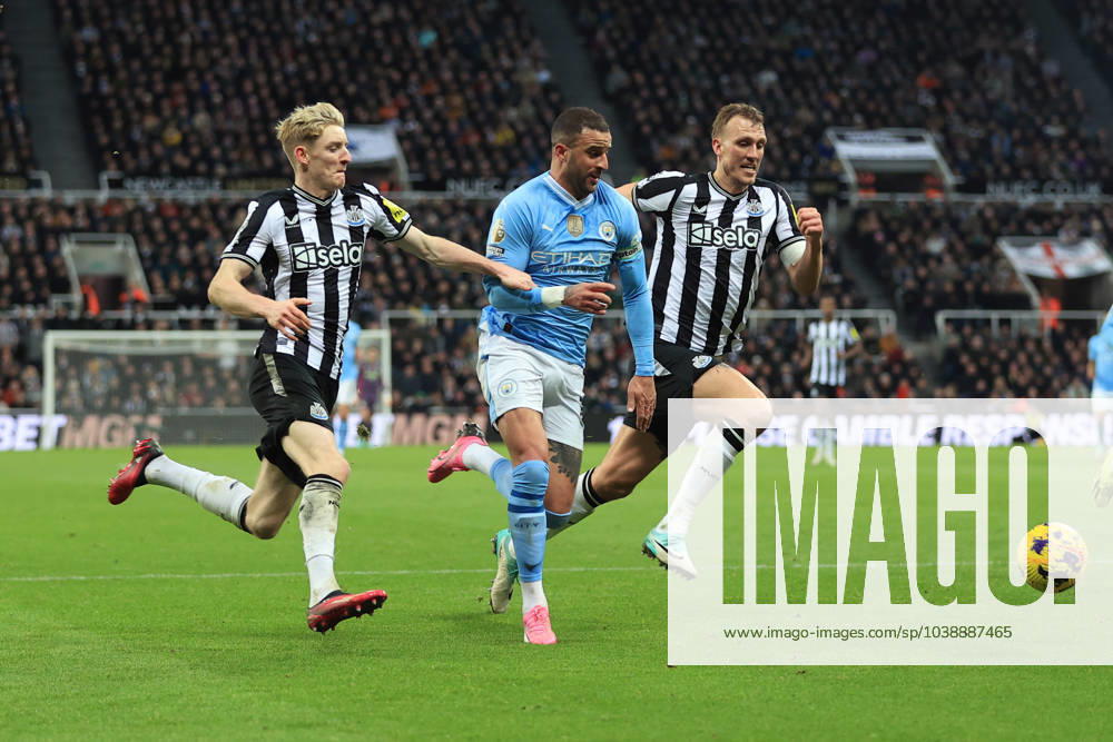 Fußball Premier League Newcastle United gegen Manchester City 13. Januar 2024 Premier League Newcastle United gegen Manchester City Kyle Walker von Manchester City wird flankiert von Anthony Gordon und Dan Burn von Newcastle United Foto Simon Stacpoole Abseits Newcastle upon Tyne UK