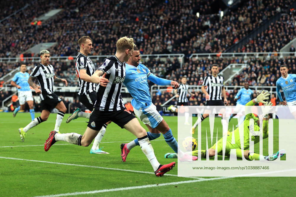 Fußball Premier League Newcastle United gegen Manchester City 13. Januar 2024 Premier League Newcastle United gegen Manchester City Newcastle Uniteds Torhüter Martin Dubravka macht sich breit und versucht, eine Flanke von Kyle Walker von Manchester City zu blocken Foto Simon Stacpoole Abseits Newcastle upon Tyne UK