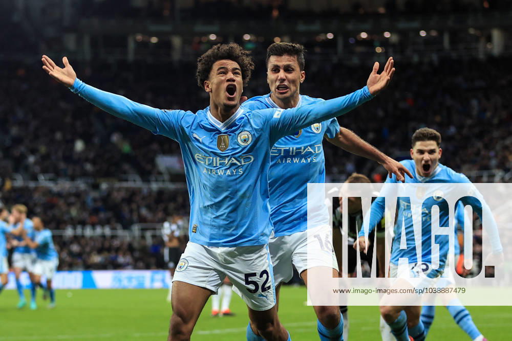 Fußball Premier League Newcastle United gegen Manchester City 13. Januar 2024 Premier League Newcastle United gegen Manchester City Oscar Bobb von Manchester City feiert seinen dritten Treffer und das Siegestor mit Rodri Foto Simon Stacpoole Abseits Newcastle upon Tyne UK