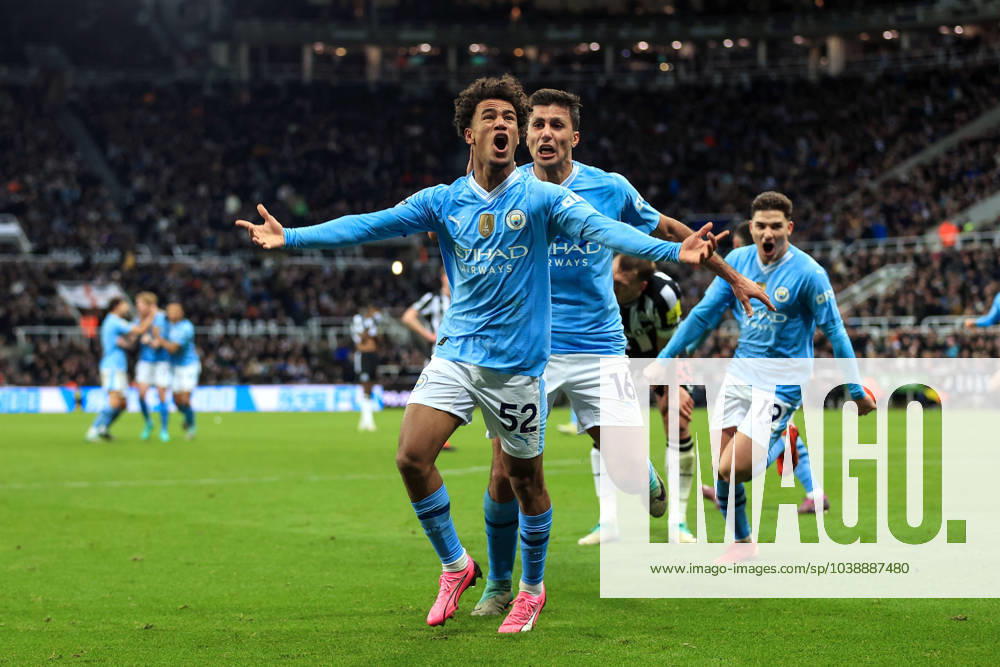 Fußball Premier League Newcastle United gegen Manchester City 13. Januar 2024 Premier League Newcastle United gegen Manchester City Oscar Bobb von Manchester City feiert seinen dritten Treffer und das Siegestor mit Rodri Foto Simon Stacpoole Abseits Newcastle upon Tyne UK