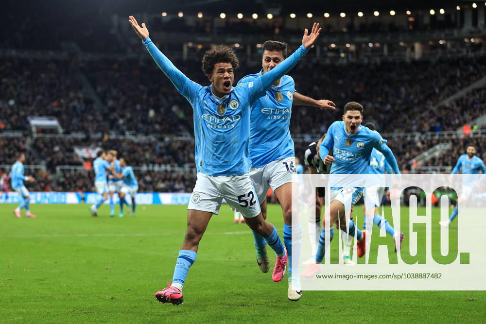 Fußball Premier League Newcastle United gegen Manchester City 13. Januar 2024 Premier League Newcastle United gegen Manchester City Oscar Bobb von Manchester City feiert seinen dritten Treffer und das Siegestor mit Rodri Foto Simon Stacpoole Abseits Newcastle upon Tyne UK