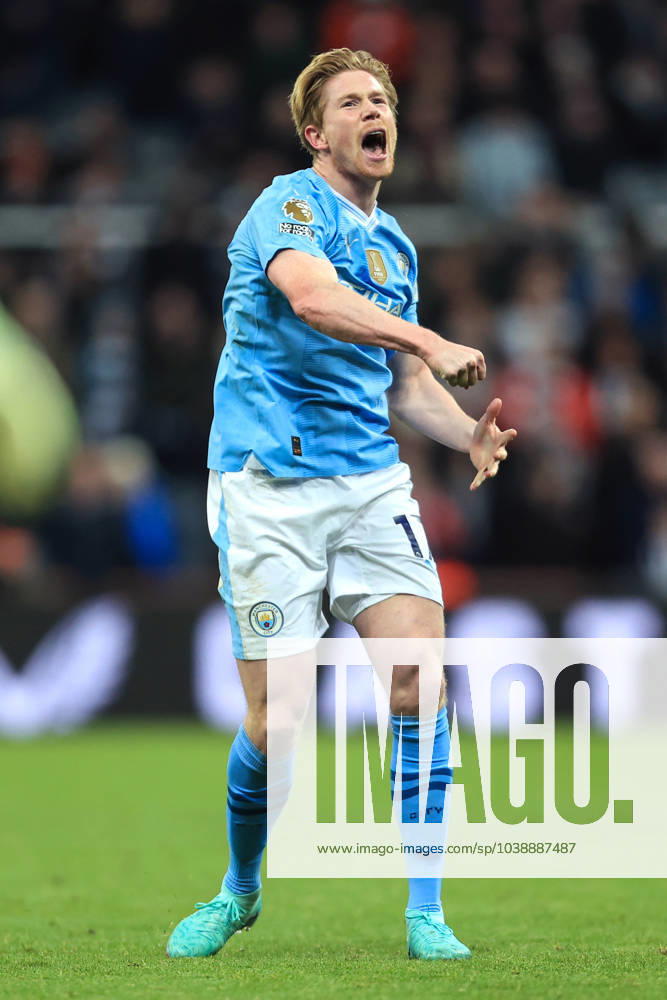 Fußball Premier League Newcastle United gegen Manchester City 13. Januar 2024 Premier League Newcastle United gegen Manchester City Kevin De Bruyne von Manchester City feiert den Sieg Foto Simon Stacpoole Abseits Newcastle upon Tyne UK