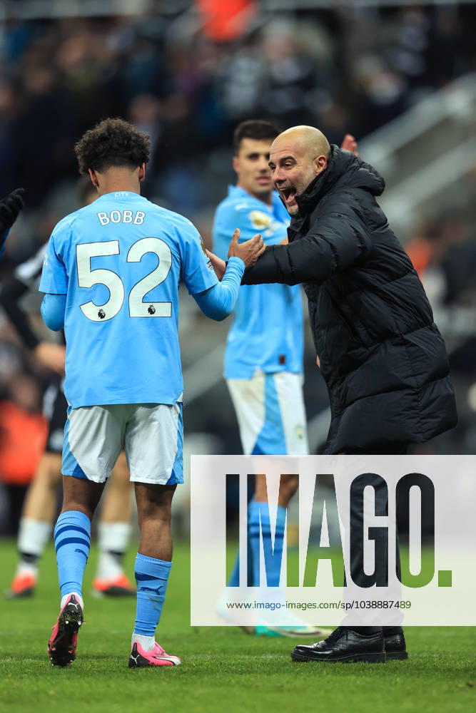 Fußball Premier League Newcastle United gegen Manchester City 13. Januar 2024 Premier League Newcastle United gegen Manchester City Manchester Citys Trainer Pep Guardiola feiert mit dem Siegtorschützen Oscar Bobb Foto Simon Stacpoole Abseits Newcastle upon Tyne UK