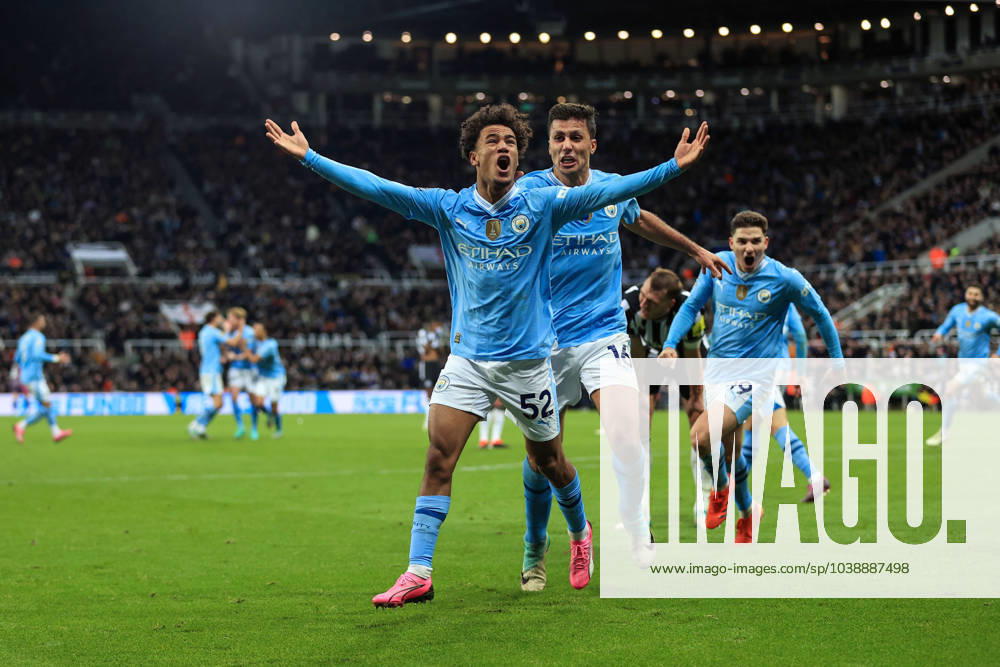 Fußball Premier League Newcastle United gegen Manchester City 13. Januar 2024 Premier League Newcastle United gegen Manchester City Oscar Bobb von Manchester City feiert seinen dritten Treffer und das Siegestor mit Rodri Foto Simon Stacpoole Abseits Newcastle upon Tyne UK