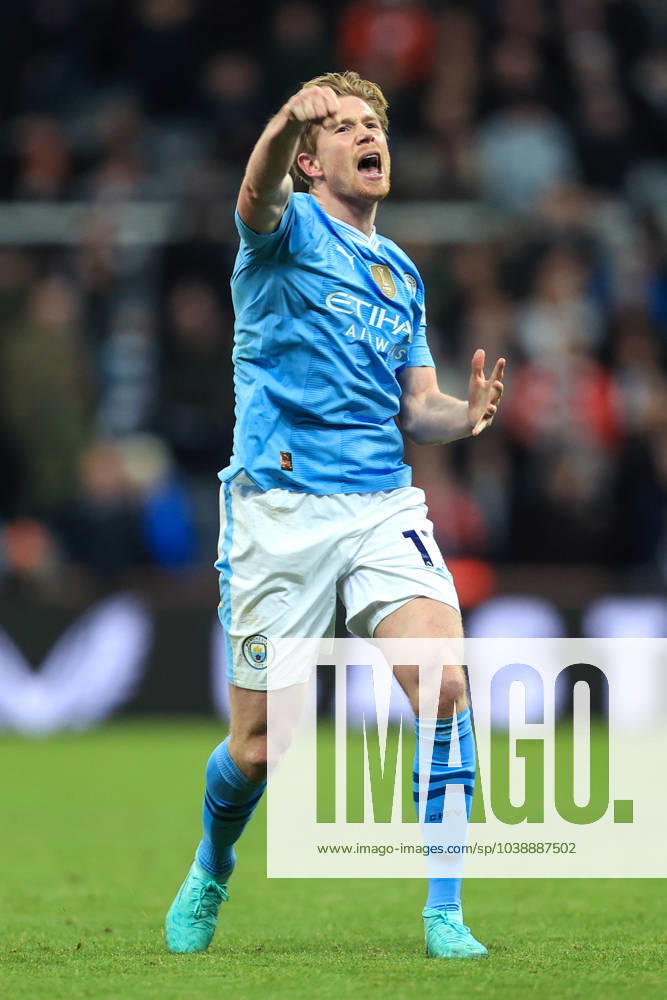 Fußball Premier League Newcastle United gegen Manchester City 13. Januar 2024 Premier League Newcastle United gegen Manchester City Kevin De Bruyne von Manchester City feiert den Sieg Foto Simon Stacpoole Abseits Newcastle upon Tyne UK