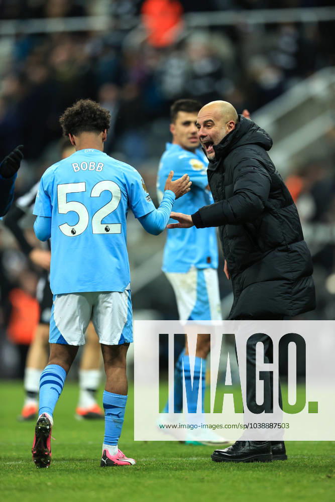 Fußball Premier League Newcastle United gegen Manchester City 13. Januar 2024 Premier League Newcastle United gegen Manchester City Manchester Citys Trainer Pep Guardiola feiert mit dem Siegtorschützen Oscar Bobb Foto Simon Stacpoole Abseits Newcastle upon Tyne UK