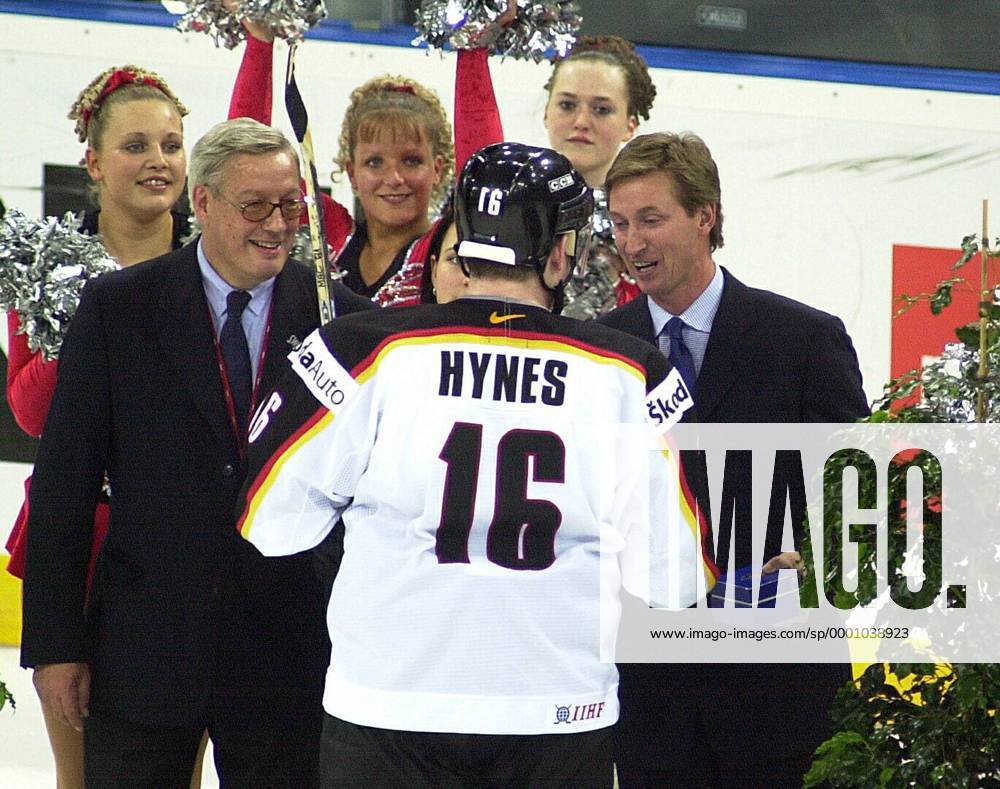 Teammanager und Eishockeylegende Wayne Gretzky (Kanada, re.) ehrt Wayne Hynes (Deutschland, Mitte) als besten Spieler des Spiels, li. DEB-Präsident Rainer Gossmann (ebenfalls Deutschland) Eishockey WM Herren Weltmeisterschaft 2001, Länderspiel, Nationalmannschaft, Nationalteam, Deutscher Eishockeybund Gruppe Hannover
