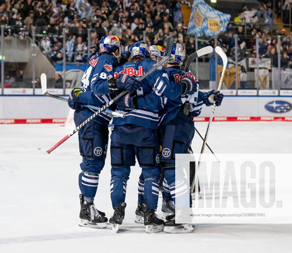 The Munich team celebrates with Markus Eisenschmid EHC Red Bull Muenchen, 11 his goal to equalize 4 4 EHC Red Bull Muenchen vs Eisbaeren Berlin, Ice Hockey, DEL, Matchday 38, Season 2023 2024, 14 01 2024 EHC Red Bull Muenchen vs Eisbaeren Berlin, Ice Hockey, DEL, Matchday 38, Season 2023 2024, 14 01 2024 Muenchen
