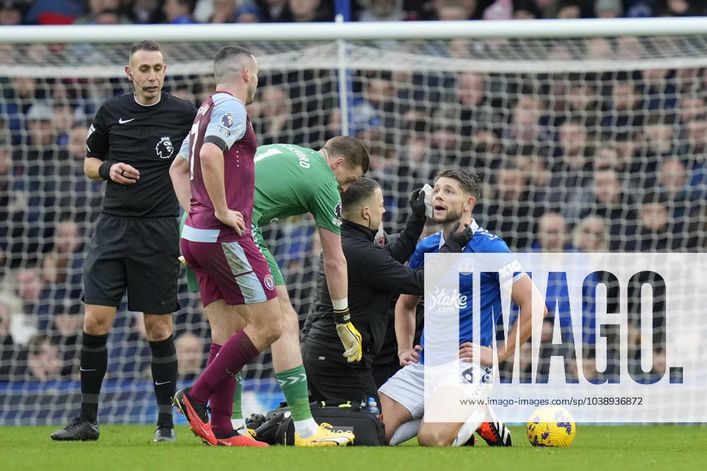 Premier League Everton v Aston Villa James Tarkowski of Everton receives treatment for a cut eye during the Premier League match Everton vs Aston Villa at Goodison Park, Liverpool, United Kingdom, 14th January 2024 (Photo by Steve Flynn News Images) Liverpool Goodison Park Merseyside United Kingdom