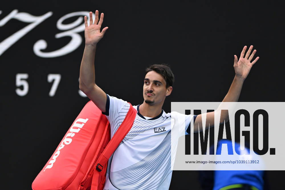 TENNIS AUSTRALIAN OPEN, Lorenzo Sonego of Italy waves to the crowd as he leaves the court folloowing his 2nd round loss to Carlos Alcaraz of Spain on Day 5 of the 2024 Australian Open at Melbourne Park in Melbourne, Thursday, January 18, 2024. ( NO ARCHIVING, , NO USE IN BOOKS WITHOUT CONSENT MELBOURNE VICTORIA AUSTRALIA