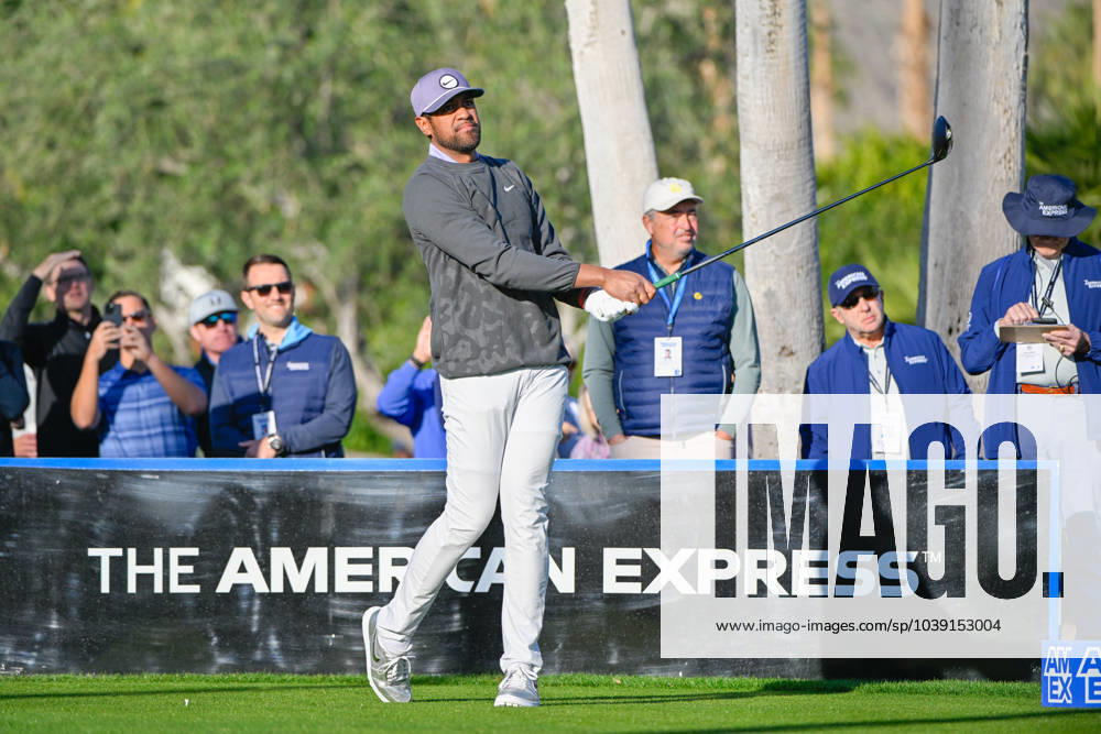 LA QUINTA, CA - JANUARY 18: Tony Finau (USA) watches his tee shot on 1 during Rd1 of The American Express tournament at La Quinta Country Club on January 18, 2024 in La Quinta, California. (Photo by Ken Murray Icon Sportswire) GOLF: JAN 18 PGA, Golf Herren The American Express Icon2401180051
