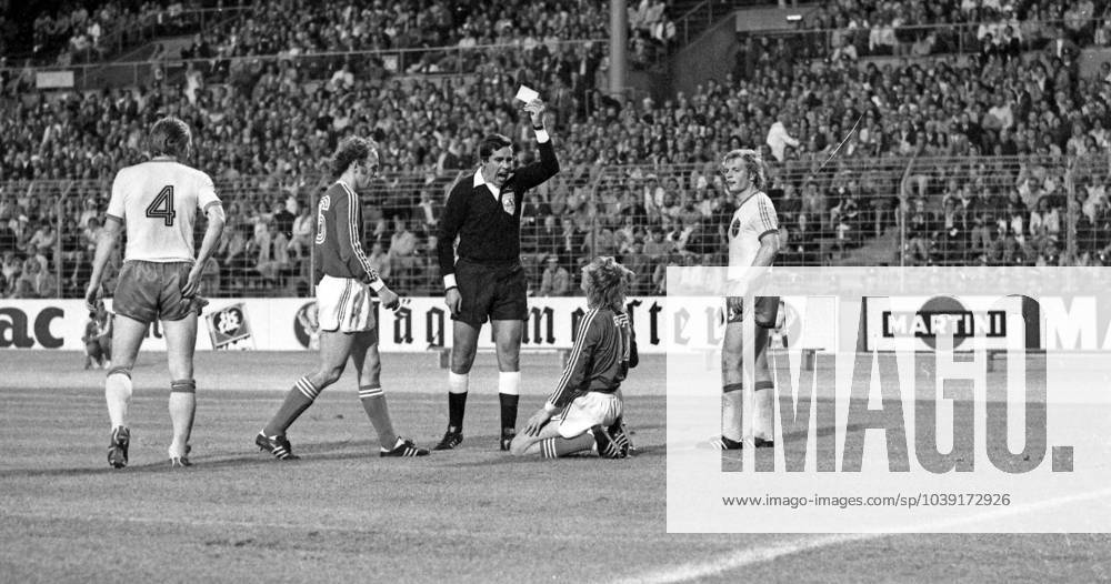 26 06 74 Sweden Poland Germany, Stuttgart, 26 06 1974, Football, 1974 World Cup in Germany, Sweden Poland 0 1 v l Björn Nordqvist Sweden , Jerzy Gorgon Poland , Ramon Barreto Referee , Andrzej Smarmach Poland , Björn Andersson Sweden