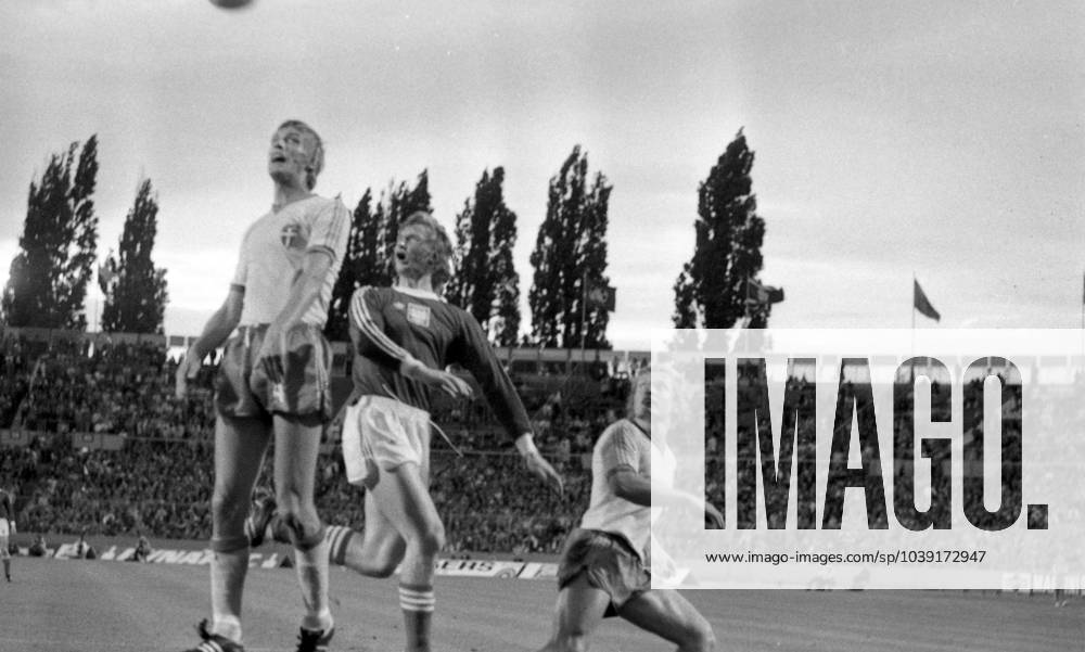 26 06 74 Sweden Poland Germany, Stuttgart, 26 06 1974, Football, 1974 World Cup in Germany, Sweden Poland 0 1 v l Björn Nordqvist Sweden , Jerzy Gorgon Poland , Björn Andersson Sweden