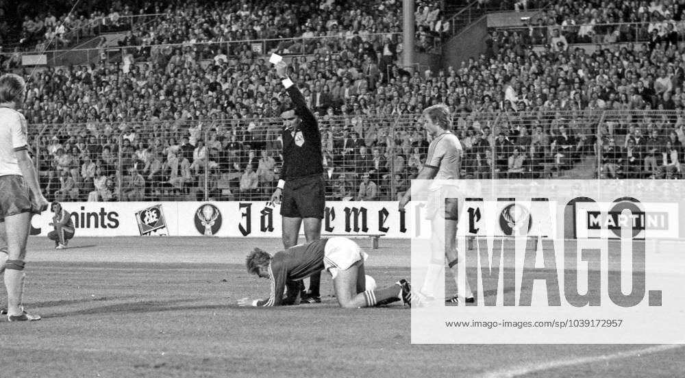 26 06 74 Sweden Poland Germany, Stuttgart, 26 06 1974, Soccer, 1974 World Cup in Germany, Sweden Poland 0 1 v l Ramon Barreto Referee , Andrzej Smarmach Poland , Björn Andersson Sweden