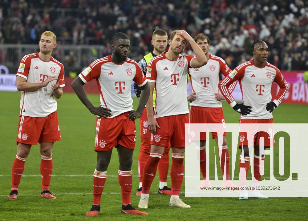 Soccer 1 Bundesliga 2023 2024, Matchday 18, FC Bayern Munich SV Werder Bremen, at the Allianz Arena Munich The Bayern players are disappointed after the match f l Matthijs de Ligt FC Bayern Munich , Dayot Upamecano FC Bayern Munich , Harry Kane FC Bayern Munich , Leon Goretzka FC Bayern Munich and Mathys Tel Bayern Munich DFL and DFB regulations prohibit any use of photographs as image sequences and or quasi video
