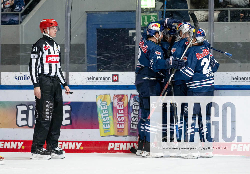 Munichs Veit Oswald EHC Red Bull Muenchen, 27 celebrates his goal for 4 1 EHC Red Bull Muenchen vs Fischtown Pinguins Bremerhaven, Ice Hockey, DEL, 40 Matchday, Season 2023 2024, 21 01 2024 EHC Red Bull Muenchen vs Fischtown Pinguins Bremerhaven, Ice Hockey, DEL, 40 Matchday, Season 2023 2024, 21 01 2024 Muenchen