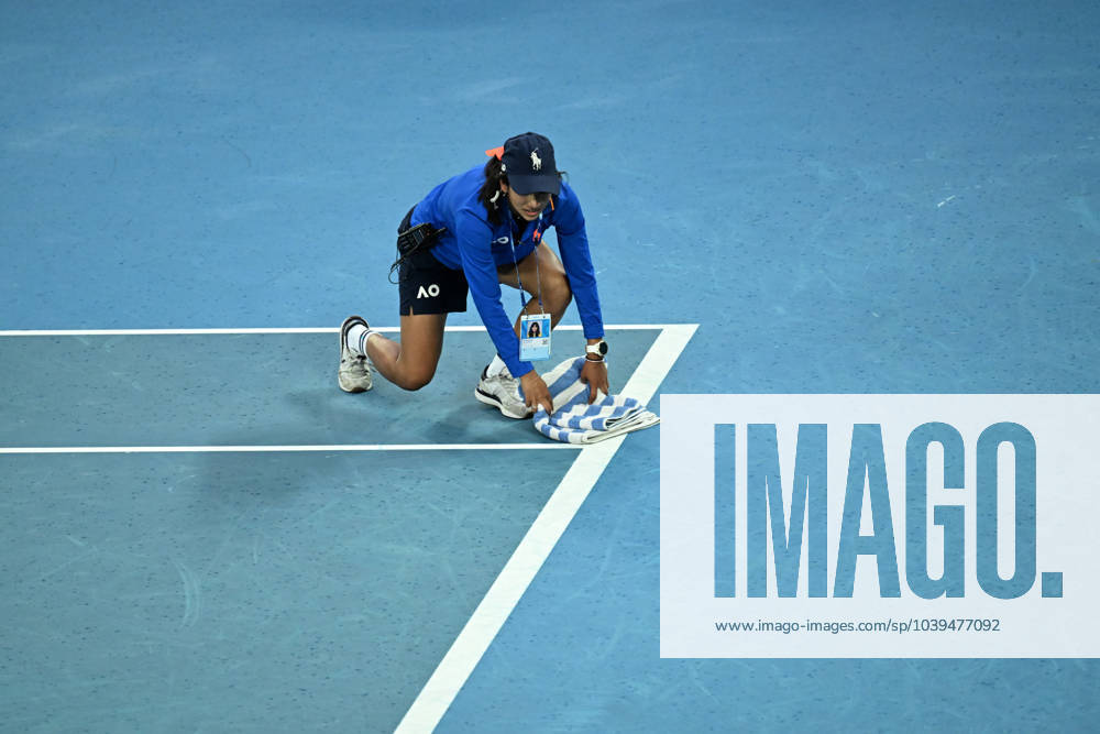 TENNIS AUSTRALIAN OPEN, Officials dry the court surface as rain delays Matthew Ebden of Australia and Rohan Bopanna of India Men?s Doubles semifnal against Tomas Machac of Czech Republic and Zhizhen Zhang of China on Day 12 of the 2024 Australian Open at Melbourne Park in Melbourne, Thursday, January 25, 2024. ( NO ARCHIVING, , NO USE IN BOOKS WITHOUT CONSENT MELBOURNE VICTORIA AUSTRALIA