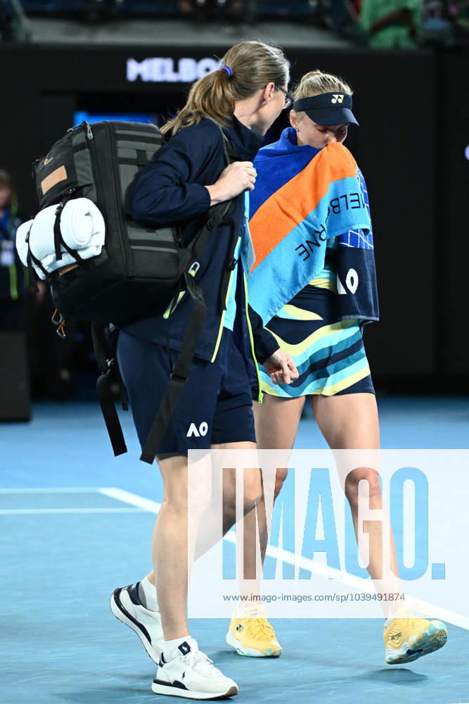 TENNIS AUSTRALIAN OPEN, Dayana Yastremska of Ukraine leaves the court for a medical time out during her Women?s Singles semifinal against Qinwen Zheng of China on Day 12 of the 2024 Australian Open at Melbourne Park in Melbourne, Thursday, January 25, 2024. ( NO ARCHIVING, , NO USE IN BOOKS WITHOUT CONSENT MELBOURNE VICTORIA AUSTRALIA